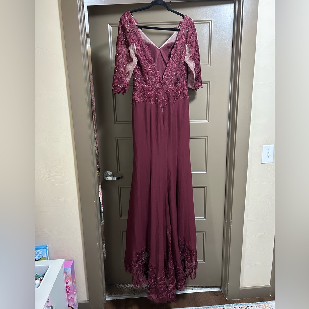 NWOT Cabernet formal gown from JJHouse - Picture 2 of 8